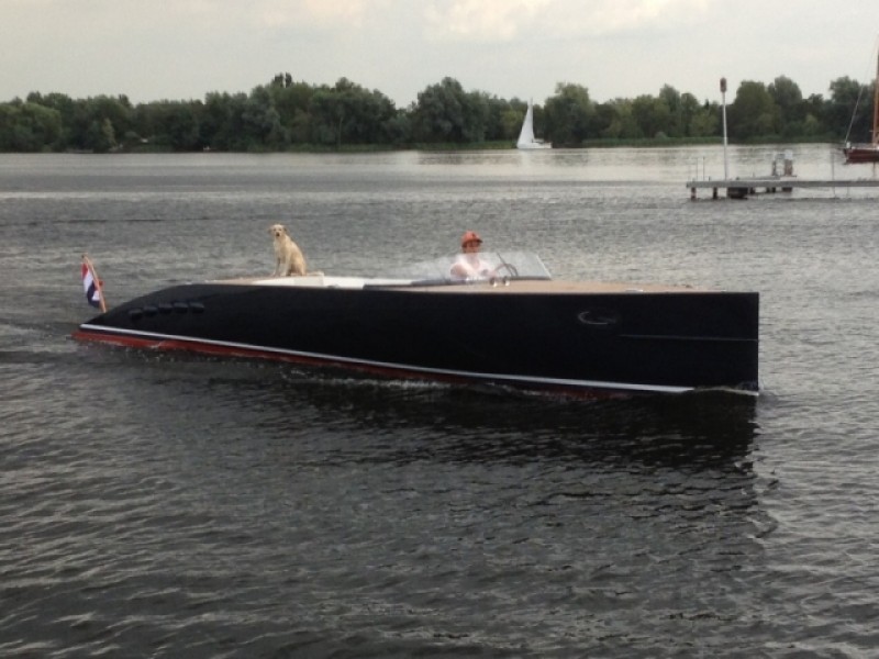Bijlboeg Slipper Launch Phoenix te water.